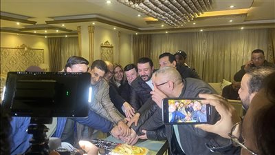 مصطفى كامل يحتفل مع أعضاء مجلس الموسيقيين بتراجعه عن الاستقالة (فيديو وصور) 