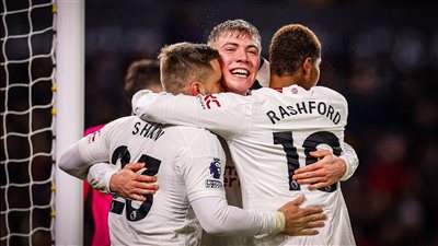 مانشستر يونايتد يتقدم على وست هام بهدف هويلاند في الشوط الأول 