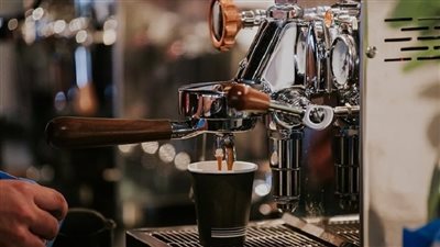 فقدان 65 ألفا من أكواب القهوة في مصنع تسلا بأوروبا 