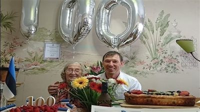 أغرب قصة حب بين رجل في الأربعين وأرملة عمرها 103 أعوام