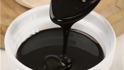 فوائد العسل الأسود، يعالج الالتهابات بالجسم ويحمى من الجلطات والسرطان 