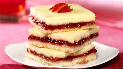 طريقة عمل مربعات تشيز كيك الفراولة، حلوى لذيذة وسهلة التحضير 