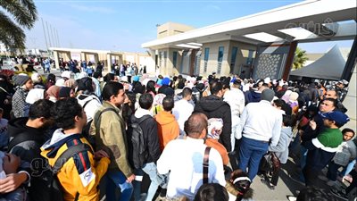 إقبال كثيف على معرض الكتاب في الساعات الأولى من آخر جمعة بمعرض 2024 (صور)