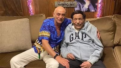 طاقم طبي خاص.. تعرف على الحالة الصحية لعادل إمام بعد غيابه عن الساحة الفنية