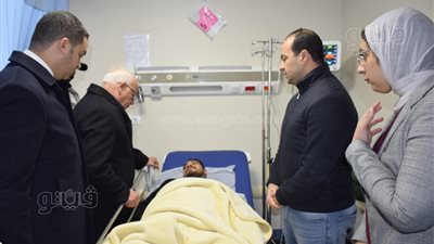 محافظ بورسعيد يزور مصابي حريق مول تجاري أثناء تلقيهم العلاج بمجمع الشفاء (صور)