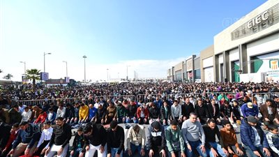 جمهور معرض القاهرة للكتاب يؤدي صلاة الجمعة بساحة المعرض (فيديو)