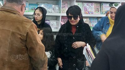 برفقة أحفادها.. فردوس عبد الحميد في قاعة الطفل بمعرض القاهرة للكتاب (صور) 