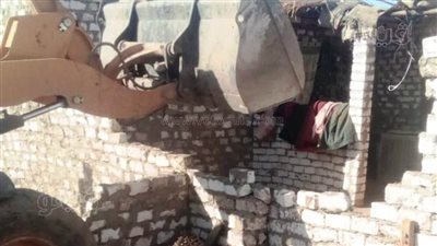 إزالة 8 حالات تعد بالبناء المخالف فى أسوان (صور)