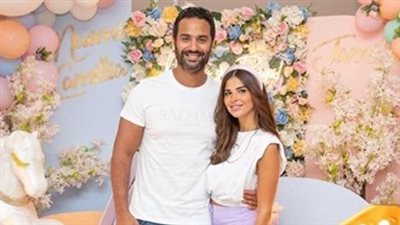 كريم فهمي يحتفل بعيد ميلاد زوجته ويعتذر لها برسالة رومانسية