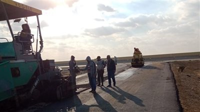 محافظ الإسماعيلية يتابع تنفيذ مشروعات الطرق (صور) 