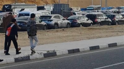 تكدس مروري كبير على بوابات معرض الكتاب بسبب الإقبال الجماهيري لحضور آخر جمعة (صور)