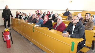 جامعة عين شمس تختتم الدورات التدريبية لكلية الآداب حول إدارة الأزمات والكوارث