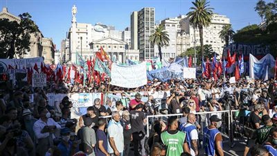 محتجون يضرمون النار في مبنى الكونجرس الأرجنتيني اعتراضا على إصلاحات الرئيس ميلي (فيديو)