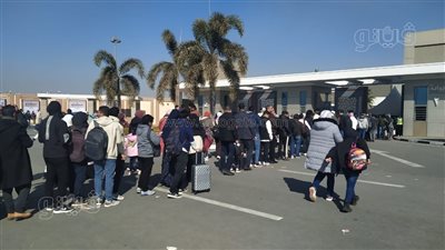 طوابير على بوابات معرض القاهرة للكتاب في بداية يومه العاشر (صور)