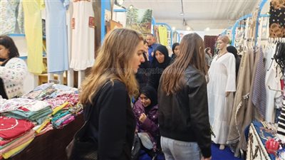 15 صورة ترصد توافد المصريين والأجانب على معرض ديارنا للمشغولات اليدوية في الأقصر