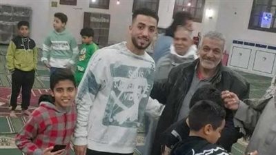 بعد الخروج، نجم الأهلي يحضر عقد قران بالشرقية ويلتقط الصور مع أهالي قريته (صور)