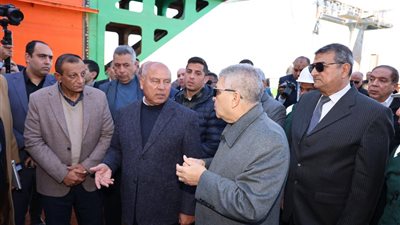 وزير النقل ورئيس هيئة قناة السويس يتفقدان ترسانة السويس البحرية 