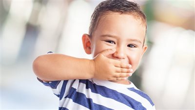 أسباب رائحة الفم الكريهة لدى الأطفال والرضع، وطرق التخلص منها