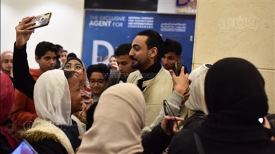 زحام شديد من جمهور التيك توكر جو موسى في معرض الكتاب (فيديو وصور)