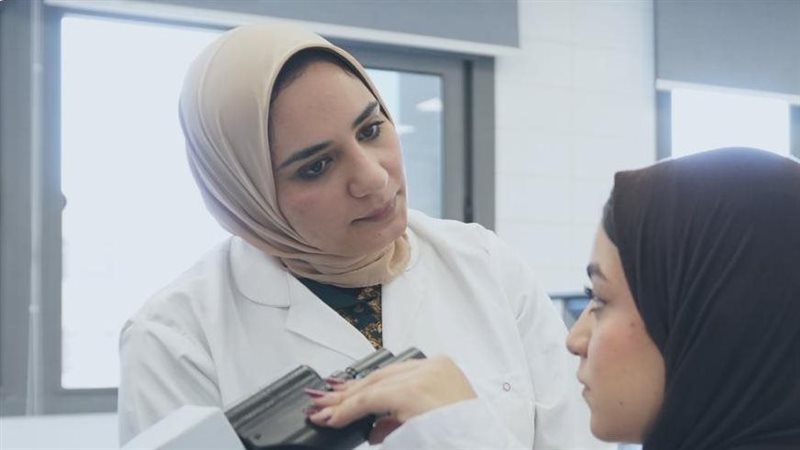 مرأة والفتاة في ميدان
