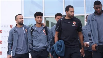 الأهلي يتوجه إلى مطار القاهرة استعدادا لرحلة الجزائر (فيديو)