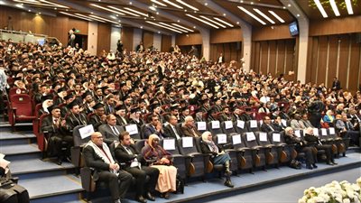 رئيس جامعة عين شمس يشهد الحفل الأول لتخريج طلاب الطب الوافدين دفعة 2023 