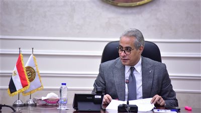 العمل: إيقاف نشاط شركتين لإلحاق العمالة بالخارج 