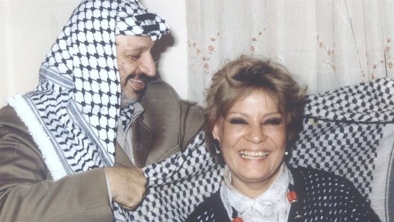 ياسر عرفات يهدى نادية
