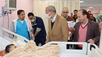 محافظ القليوبية يطمئن على أطفال من غزة يتلقون العلاج ويقدم لهم الألعاب (صور) 
