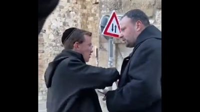 مستوطنون يهود يعتدون على قس مسيحي ويتطاولون على السيد المسيح (فيديو)