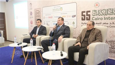 عميد كلية الإعلام الأسبق يستعرض أسرار استخدامات التسويق الاجتماعي بمعرض الكتاب