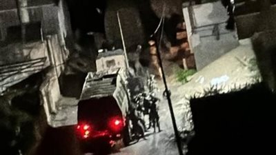 لحظة استهداف آليات الاحتلال بالزجاجات الحارقة برام الله، واشتباكات عنيفة في طوباس