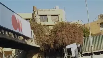 زحام مروري بسبب اصطدام تريلا بكوبري مشاة بالعجوزة 