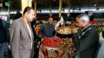 رئيس مدينة الأقصر يتفقد توافر السلع والمنتجات وأسعارها داخل الأسواق