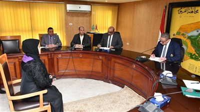 محافظ الفيوم يوجه بسرعة صرف مرتبات عمال التشجير وتعويضات طريق القطار الكهربائي