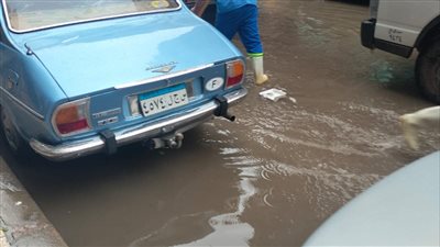 غرق شوارع باكوس في الإسكندرية بمياه الأمطار والحي يدفع بـ 10 سيارات لشفط المياه