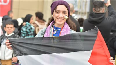 روائع التراث الفلسطيني تضيء معرض الكتاب، والجمهور يرفع الأعلام دعما للقضية (فيديو وصور)