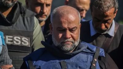 فقدنا بابًا من أبواب الجنة.. وائل الدحدوح ينعي والدته بكلمات مؤثرة