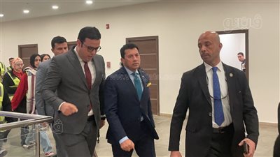 التفاف الشباب حول وزير الشباب والرياضة بمعرض الكتاب (فيديو وصور)