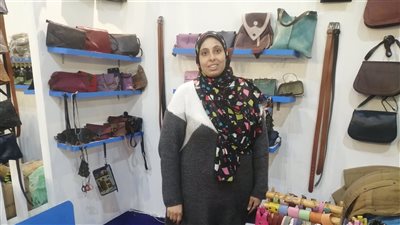مصممة منتجات جلدية: نجد صعوبة في عرض منتجاتنا على بازارات الأقصر (فيديو)