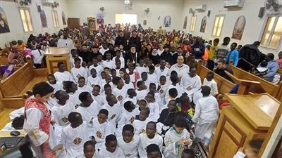 الأنبا أكليمندس يرسم شمامسة بكنيسة أنطونيوس بالأمل