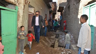 رئيس مياه الأقصر يتابع أعمال الوصلات المنزلية بقرية الرزيقات بأرمنت