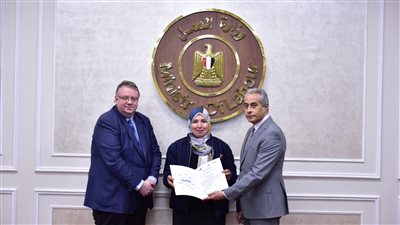 وزير العمل يُسلم شهادات مسئولي توظيف للعاملين بمديريات 3 محافظات