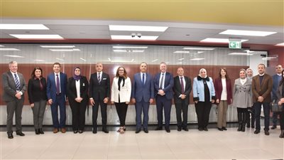 رئيس جامعة عين شمس يستقبل وفد جامعة إيست لندن