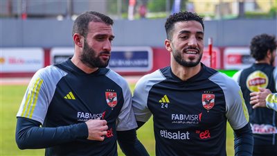 استقبال لاعبى الأهلى لعمر كمال والزنفلى (فيديو)