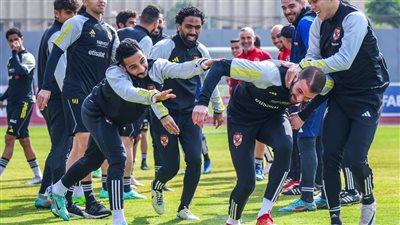  استقبال نجوم الأهلي للوافد الجديد عمر كمال عبد الواحد (صور) 