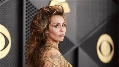 مايلي سايرس تكشف تفاصيل صناعة فستانها المبتكر في الجرامي