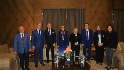 وزير التعليم العالي ورئيس جامعة عين شمس يشهدان حفل تخرج الطلاب الحاصلين على الشهادة المزدوجة