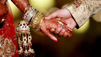 عروس تهرب من حفل زفافها، الزوج مختل عقليًا والذهب مزيف