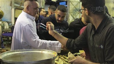 انتشار الباعة وتوزيع الطعام بالليلة الختامية لمولد السيدة زينب (صور)